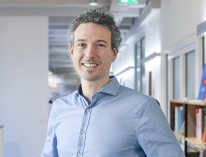 Philipp: Senior System Engineer with an innovative way of making music